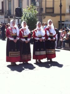 Festa di Sant Efisio - Donne con il costume di Nuoro