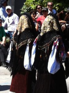 Festa di Sant Efisio - Donne con costume di Bitti